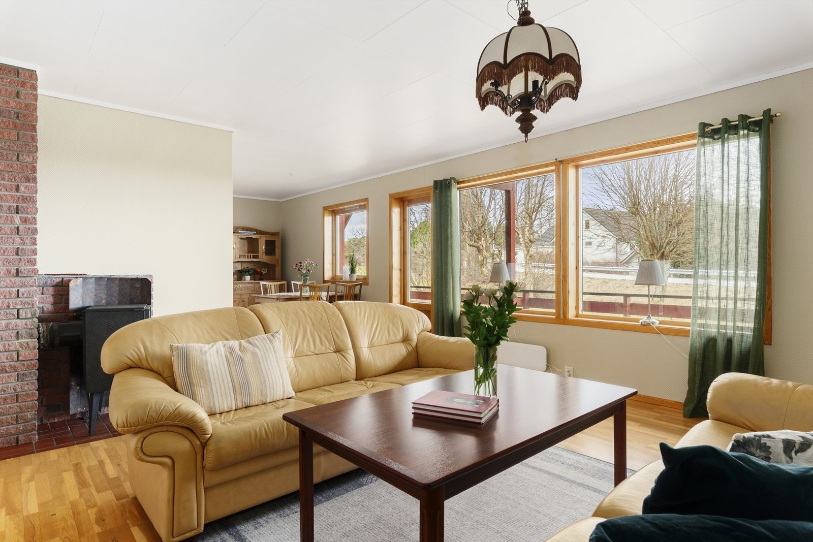 Det er utgang til terrassen fra stuen slik at sommerdager enkelt kan nytes. Galleribilde