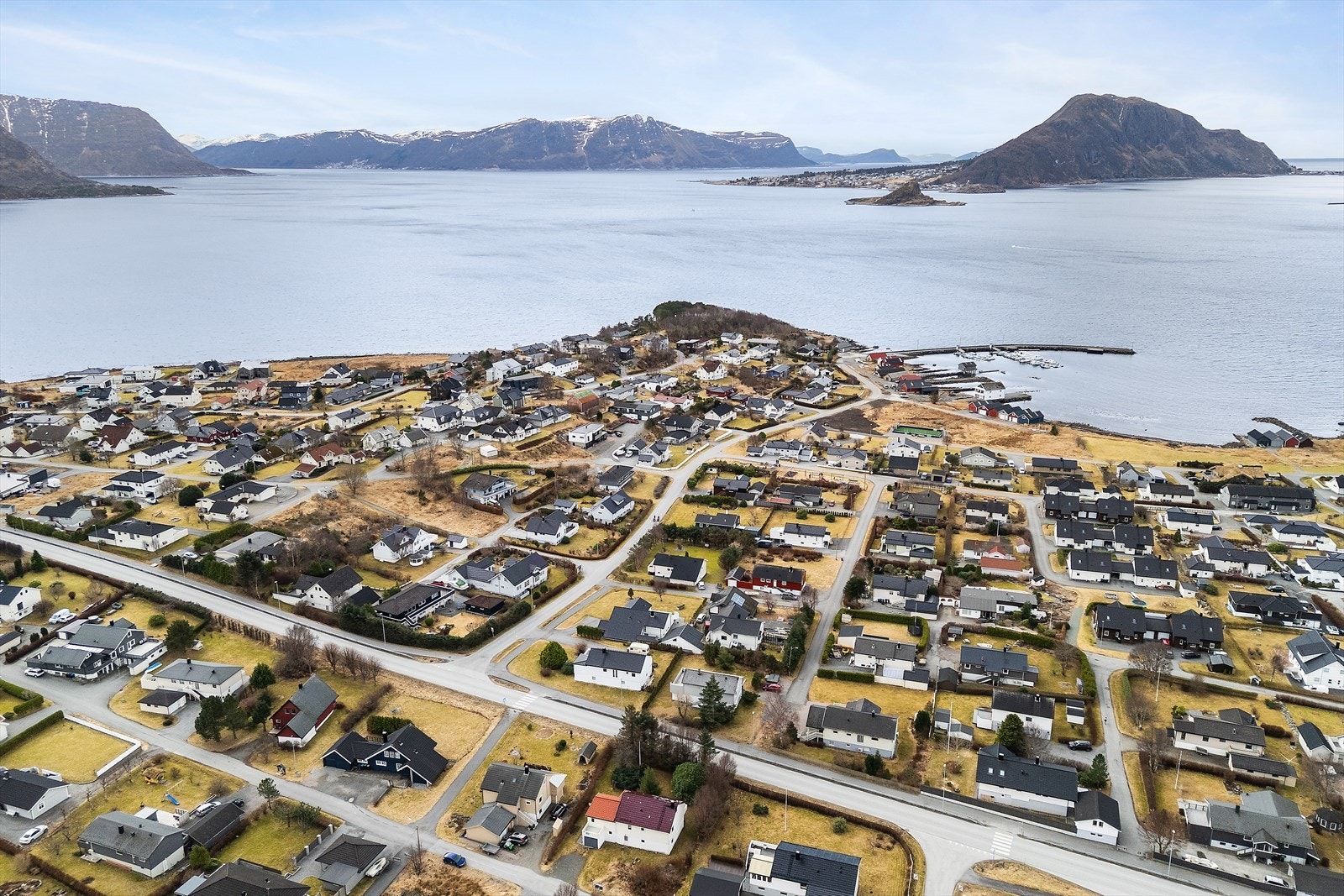 Eiendommen ligger fint til med nærhet til barnehage, busstopp og flotte turområder. Galleribilde