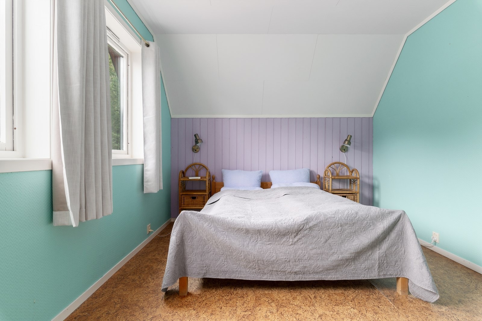 Soverom nummer to med god plass til dobbelseng og nattbord. Galleribilde