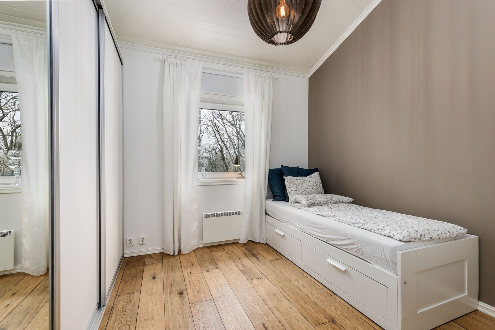 Det er satt inn skyvedørsgarderobe. Galleribilde