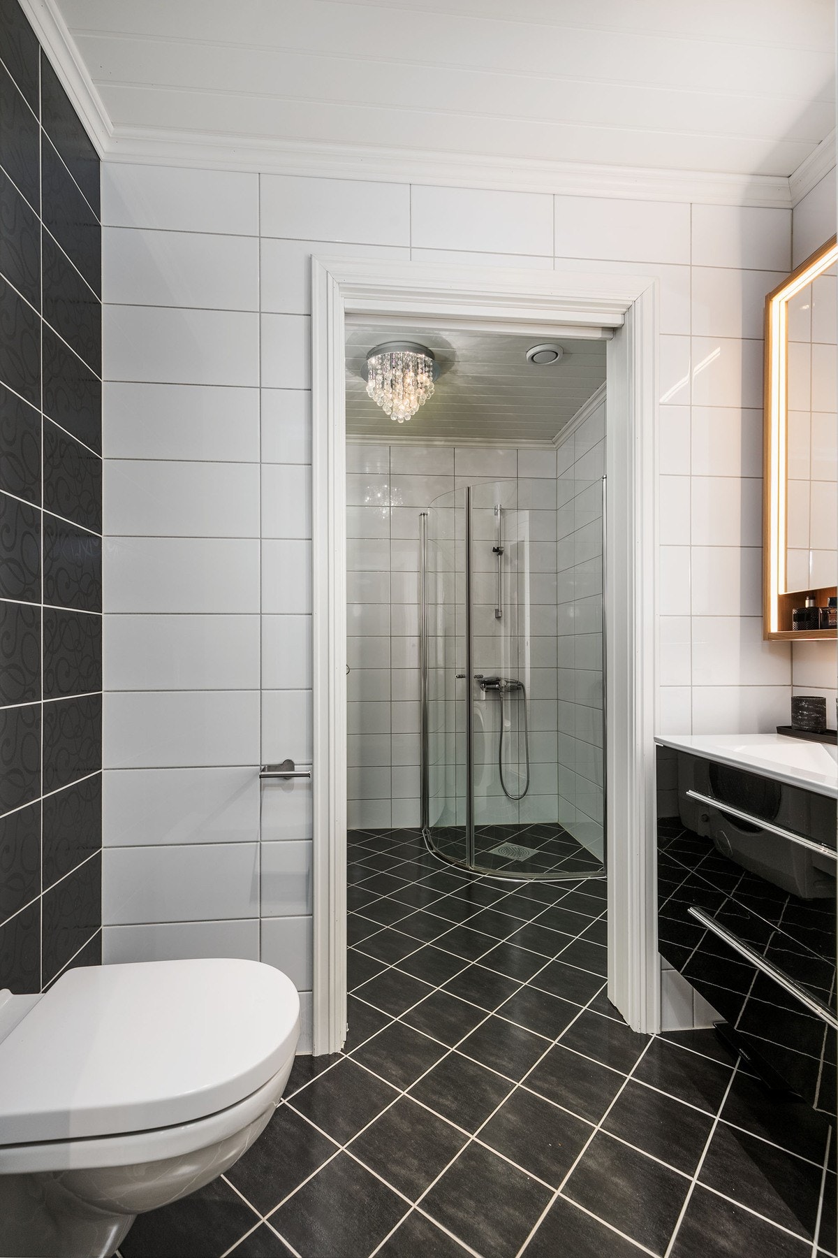 Badet er to delt med vegghengt wc og innredning med servant, speil og belysning. Galleribilde