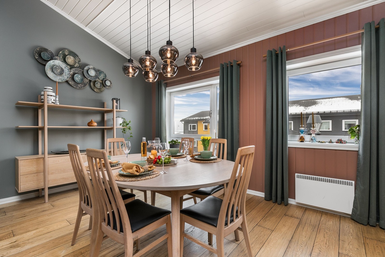 Stue med store vindusflater og utgang til balkong på 13 kvm. Galleribilde