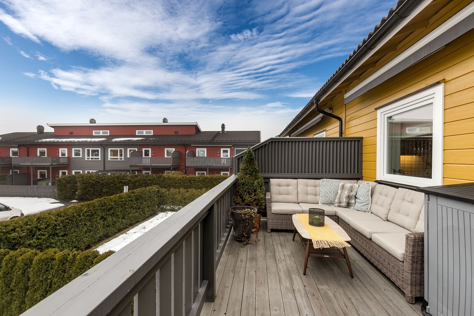 Utvendige screens på stuevinduer. Galleribilde