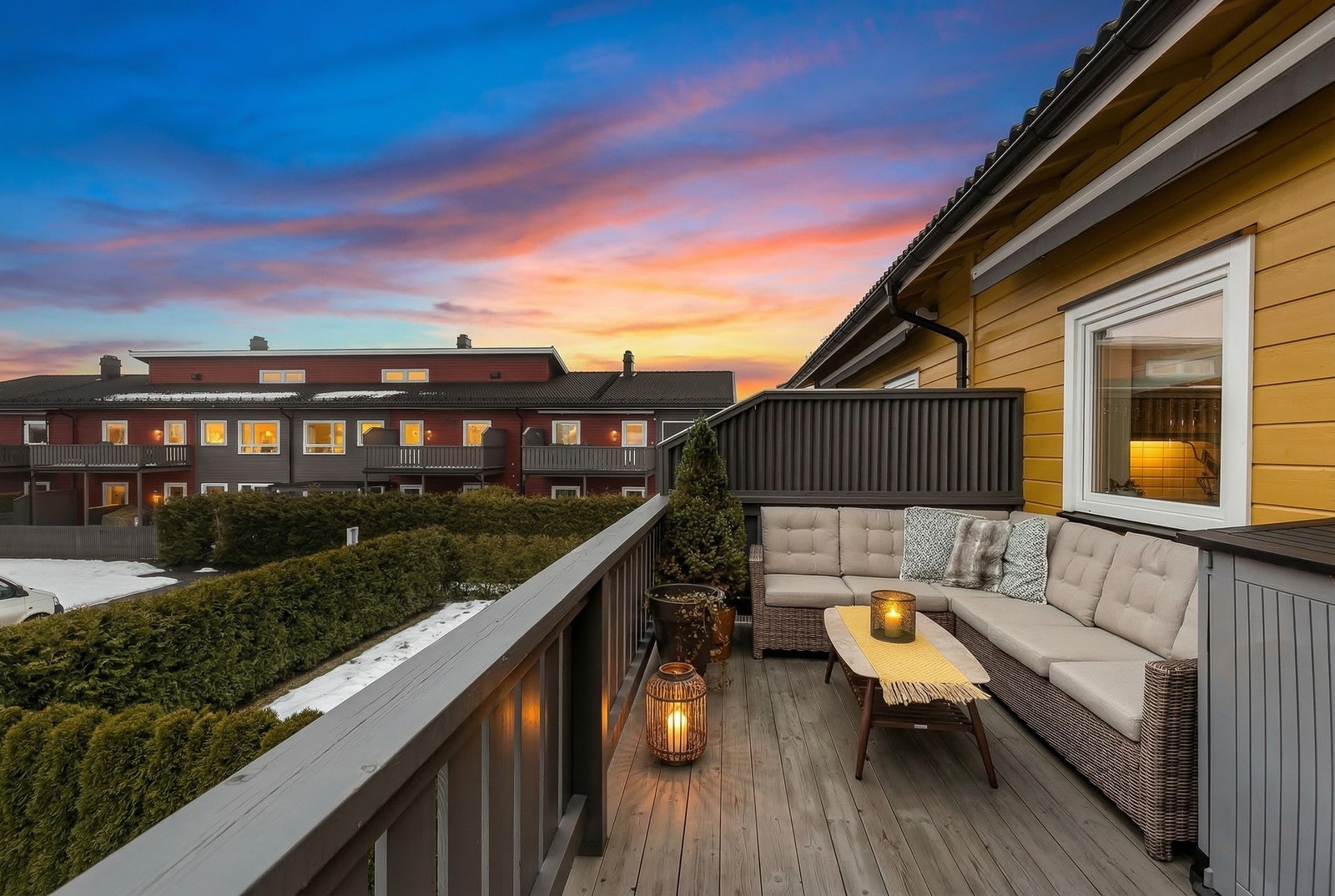 Sydvestvendt balkong med god plass og utsikt mot fellesarealer. Galleribilde