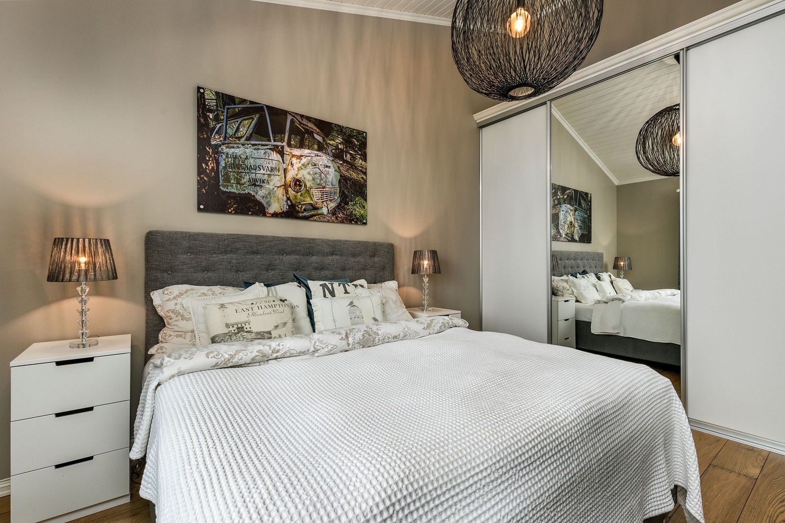 Soverom med skyvedørsgarderobe med speildører. Galleribilde