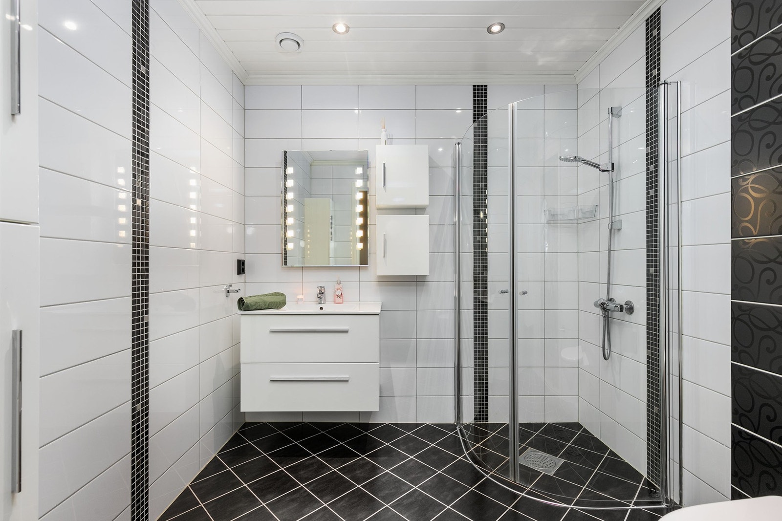 Flislagt bad med gulvvarme. Galleribilde