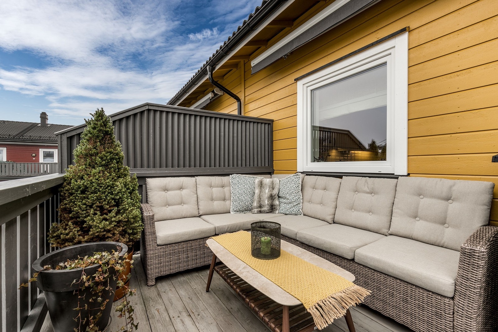 Her er det god plass for utemøbler og grill.
Det er montert en markise som skjermer mot sollys. Galleribilde