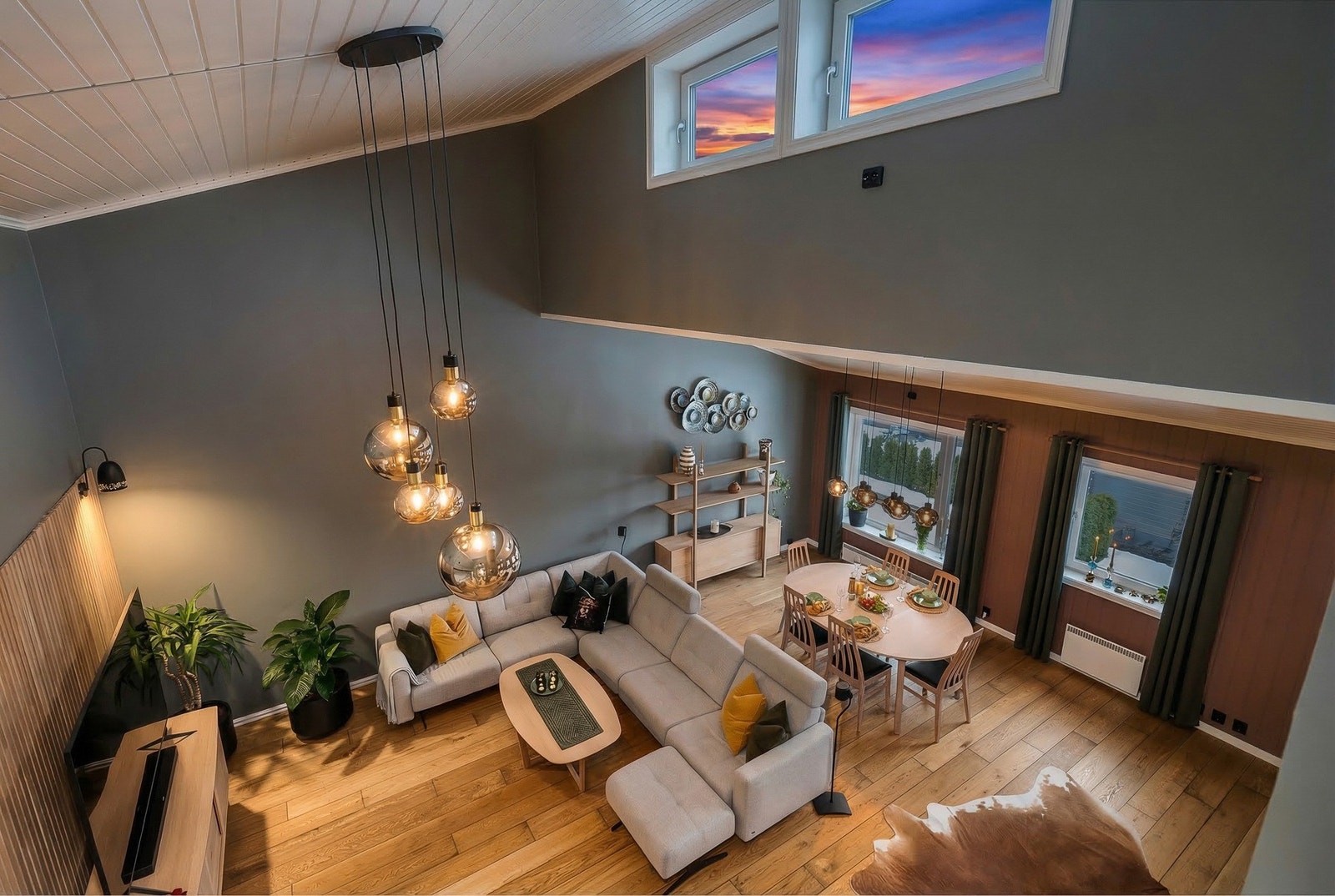 Romslig stue med takhøyde fra 2,7 til 5 meter. Galleribilde