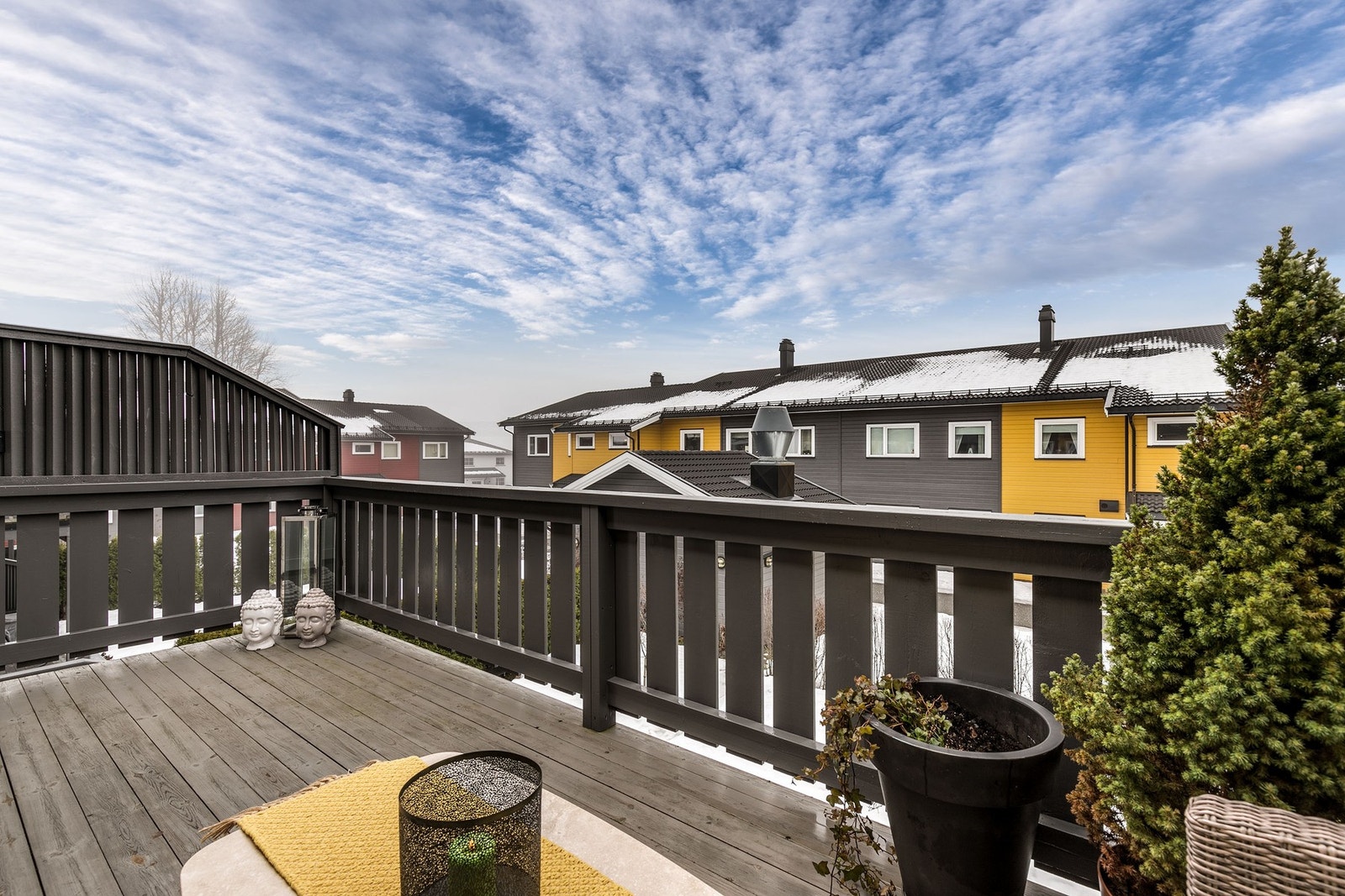 Balkongen gir en fin uteplass for avslapning eller sosiale sammenkomster Galleribilde