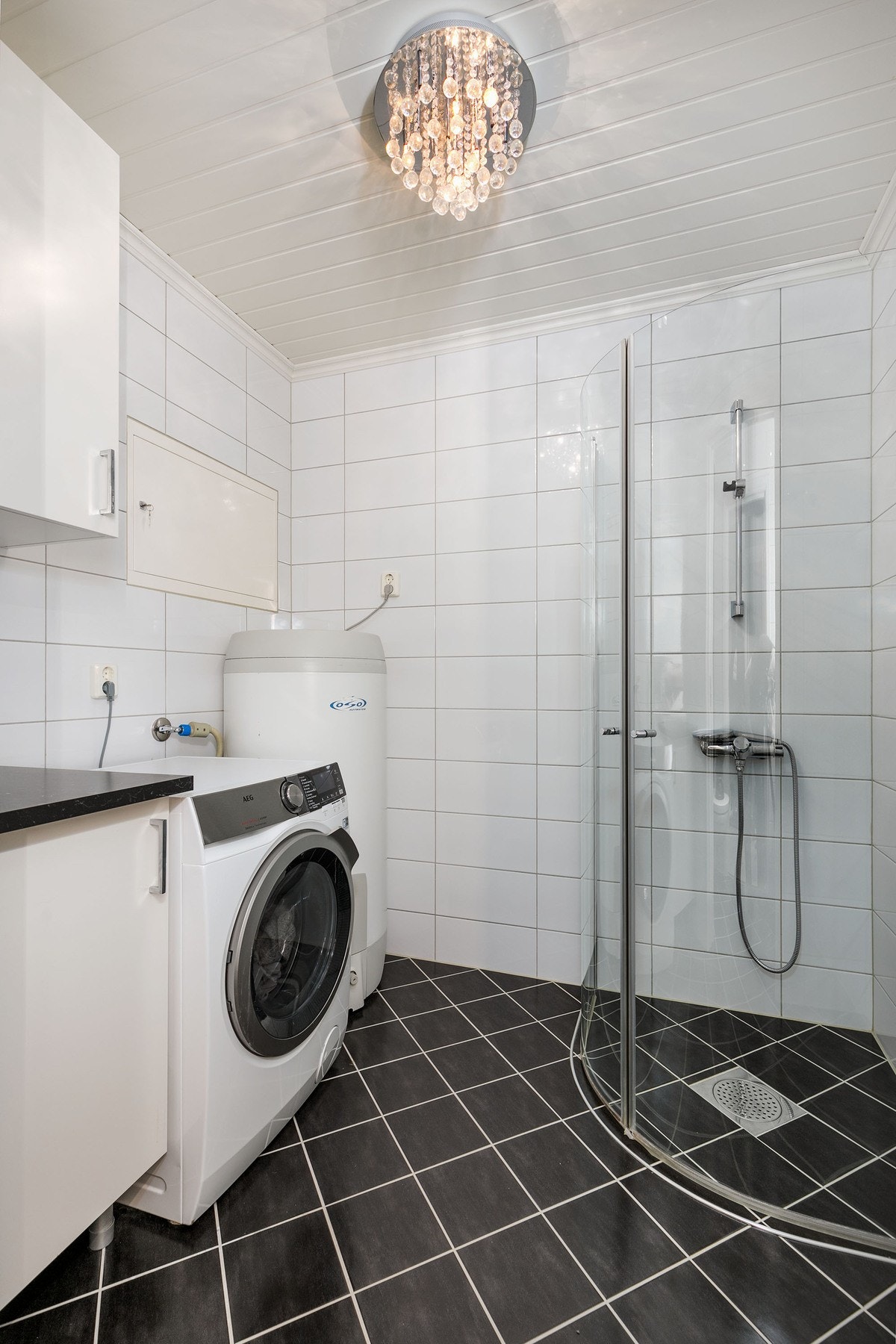 I den andre delen er det dusjsone med innfellbare dører, samt opplegg for vaskemaskin. Galleribilde