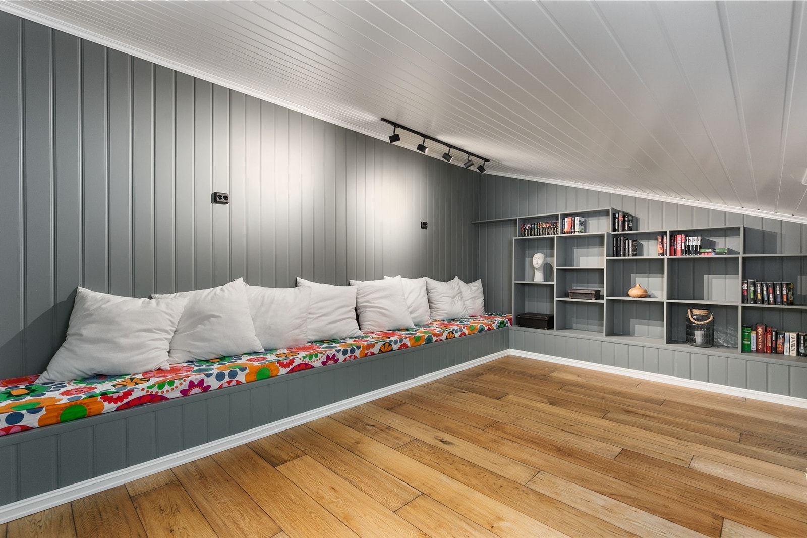 Hems med plassbygd hylle fra 2025. Hemsen er ikke godkjent til varig opphold. Galleribilde