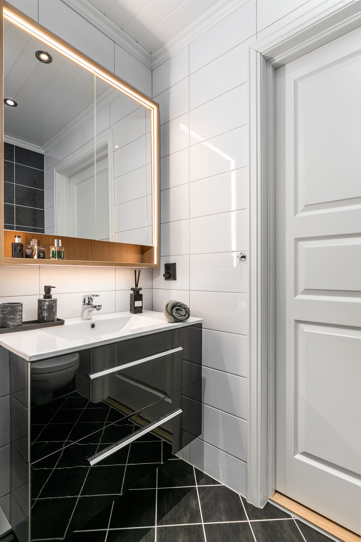 Bad/vaskerom med flislagte overflater. Galleribilde