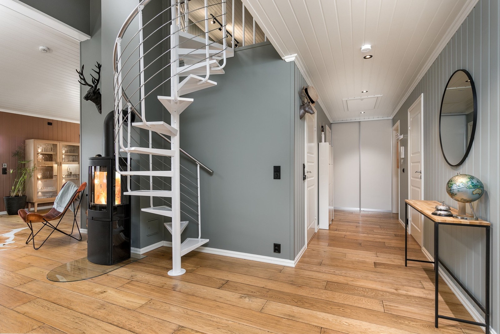 Entrè med skyvedørsgarderobe og downlights i himling. Galleribilde