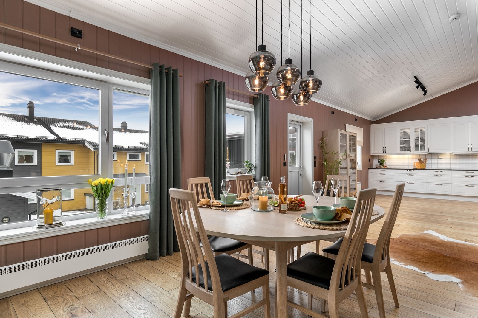 Det er åpen løsning mellom kjøkken og stue, hvilket bidrar til at leiligheten føles lys og luftig. Galleribilde