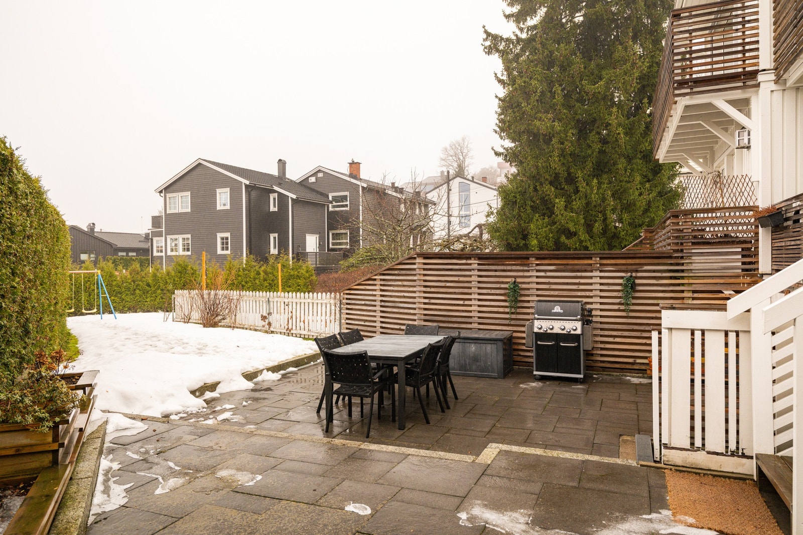 Flott uteområde som er godt opparbeidet med terrasse og hage. Uteområdet vender mot syd. Galleribilde