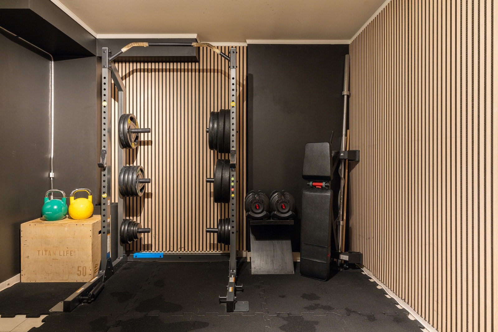 I underetasjen er det etablert et flott treningsrom. Det er fliser under gulvbelegg. Rommet har flere bruksmuligheter som f.eks. bod eller hobbyrom. Galleribilde