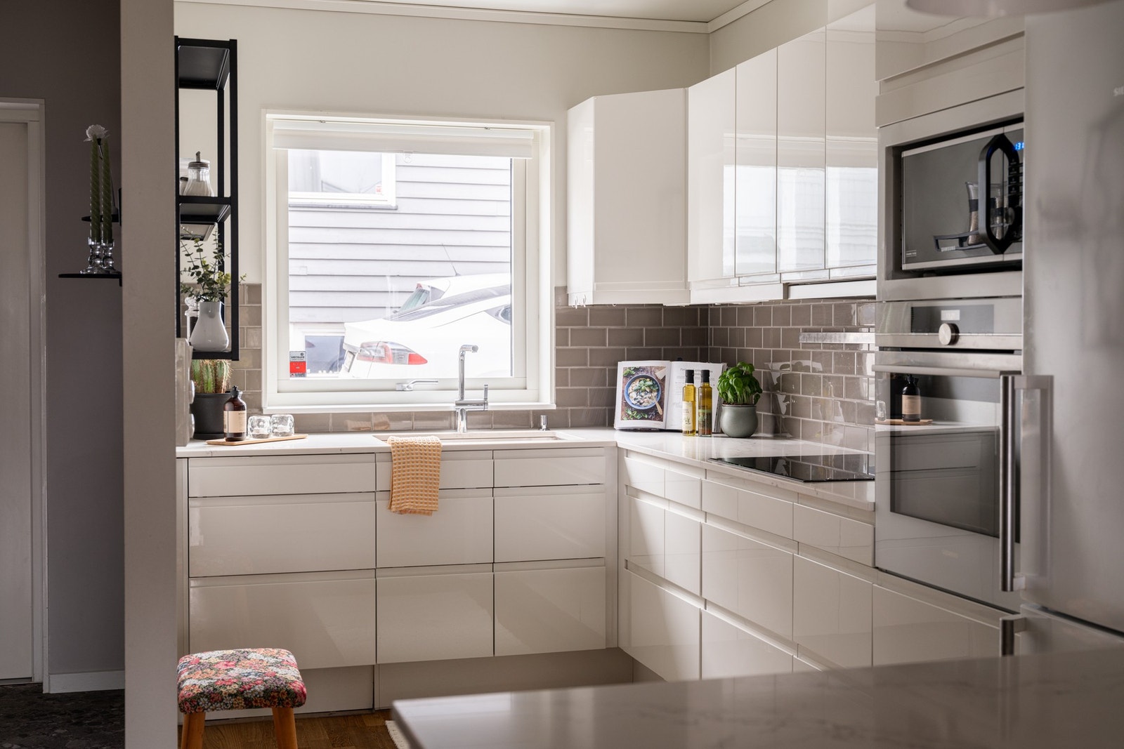 Stilren kjøkkeninnredning fra HTH med integrerte håndtak som gir sømløse overganger. Galleribilde