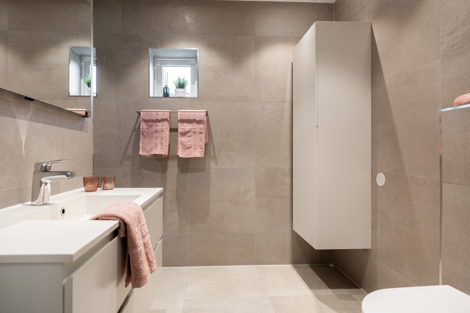 Stort og lekkert bad i 2. etasje med 60x60 fliser fra StoneDesign og downlights i himling. Galleribilde