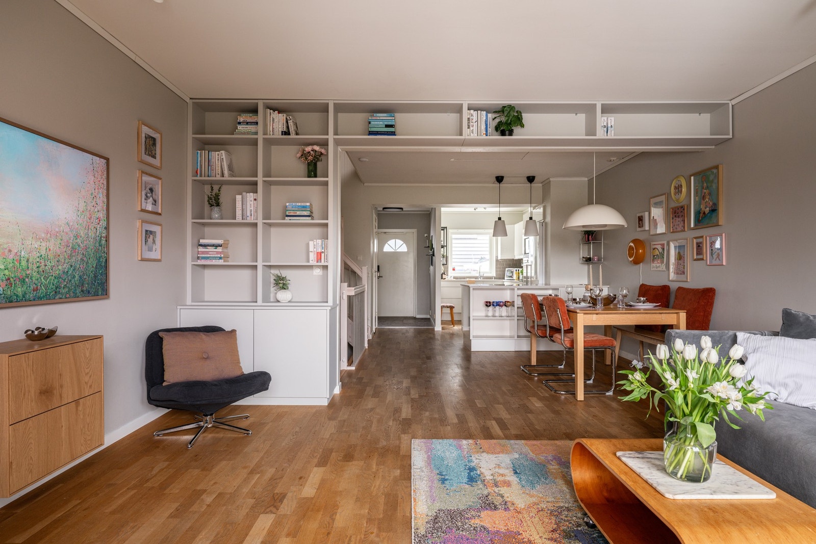 Åpen stue/kjøkkenløsning med god soneinndeling. Galleribilde