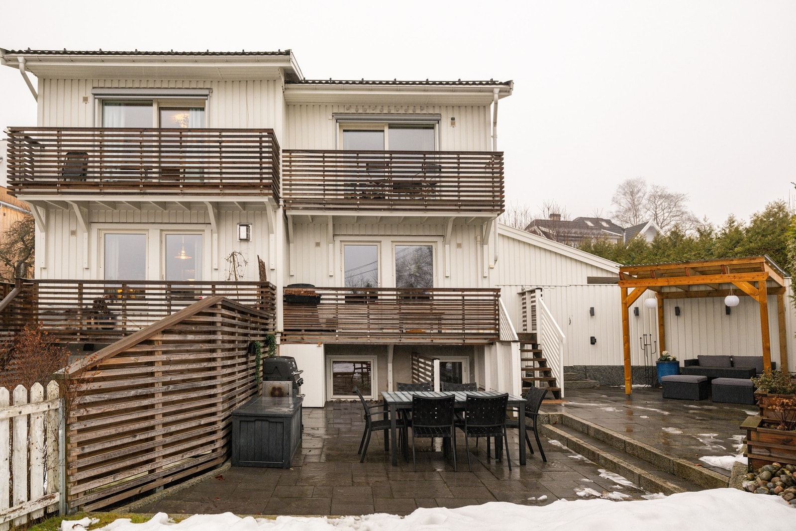 Det er utgang til boligens uteområde fra både 1. etasje og underetasje. Galleribilde