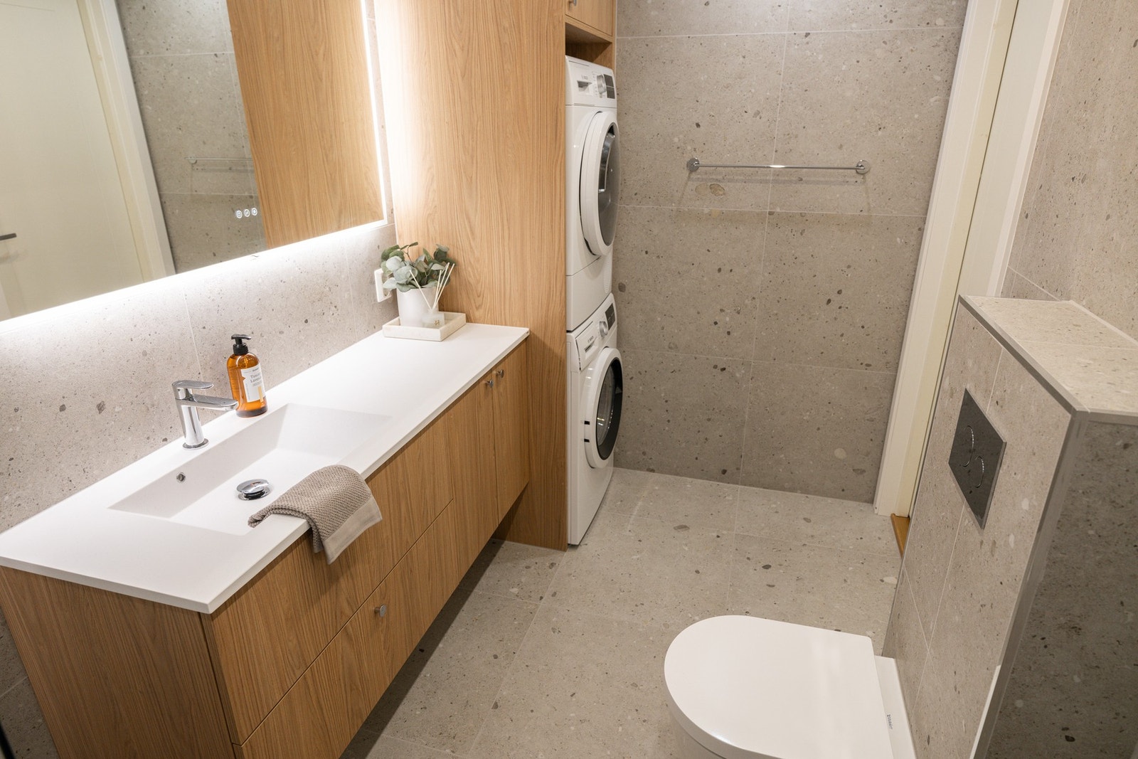 Det er papirer på baderomsoppussingen. Galleribilde