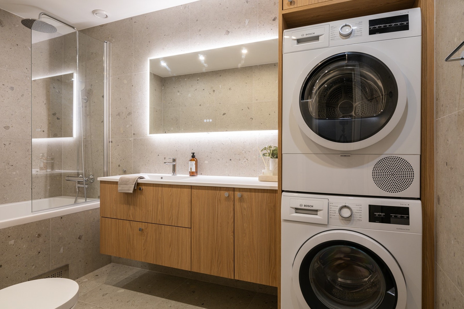 Smart plasstilpasset nisje med vaskesøyle. Galleribilde