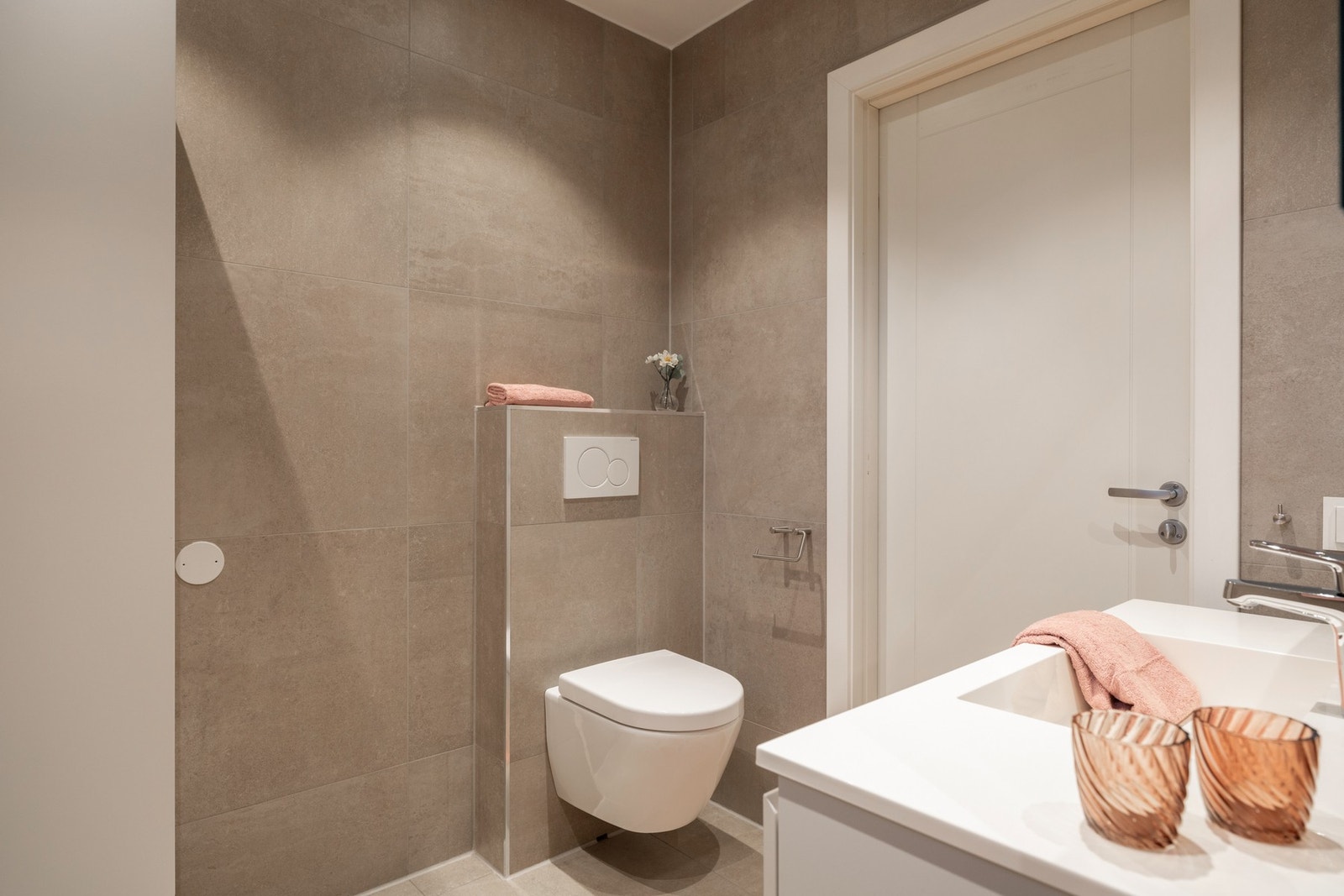 Vegghengt toalett med skjult sisterne. Galleribilde