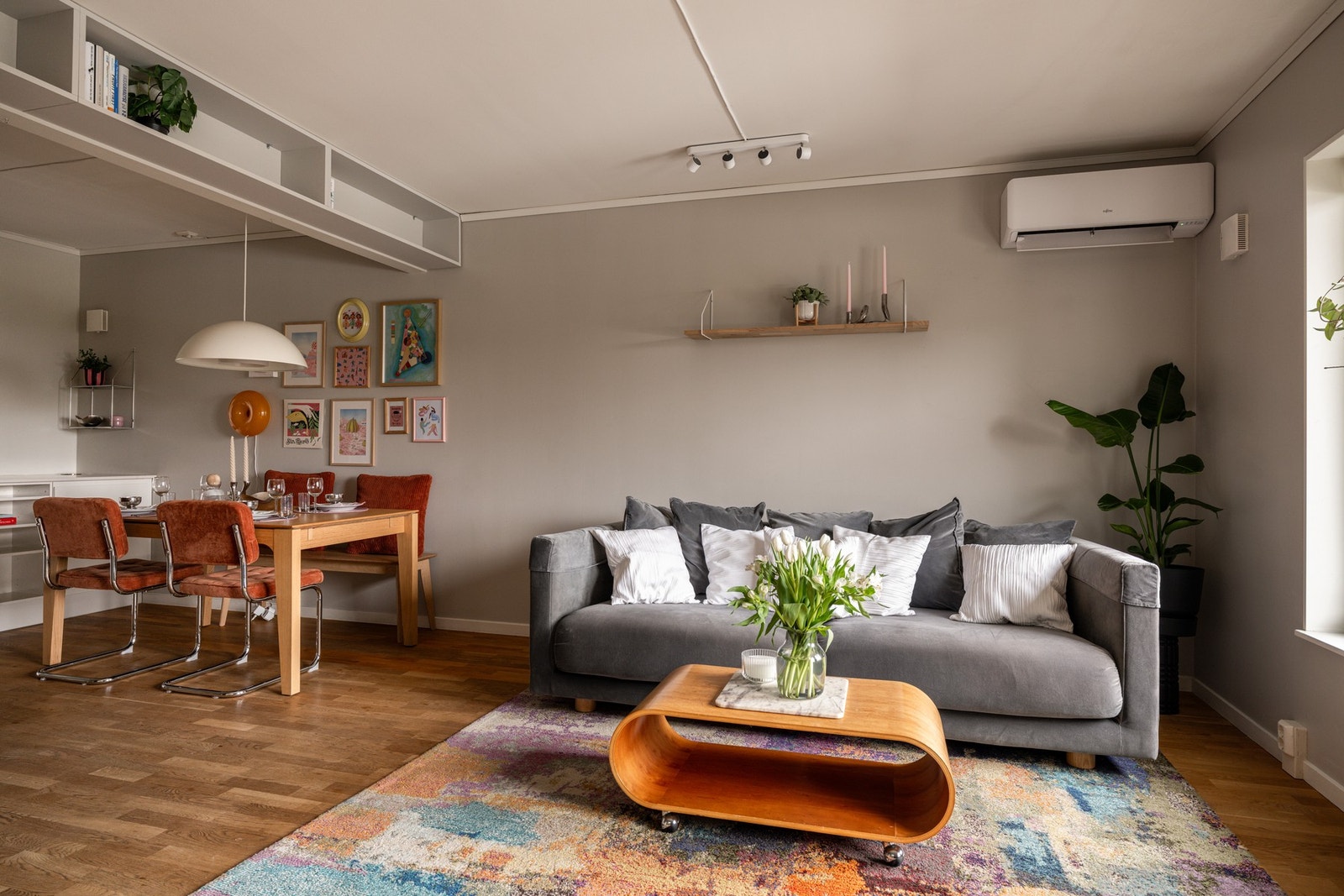 I stuen er det god plass til en hyggelig sofakrok med tilhørende mediemøblement. Galleribilde