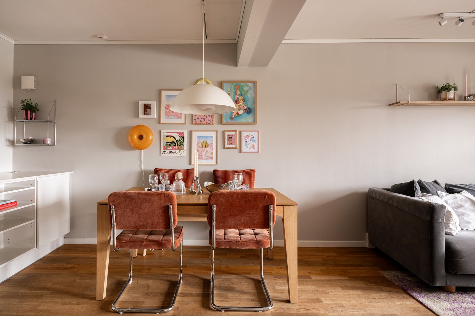 Oppholdsrommet har god størrelse med flere innredningsmuligheter Galleribilde