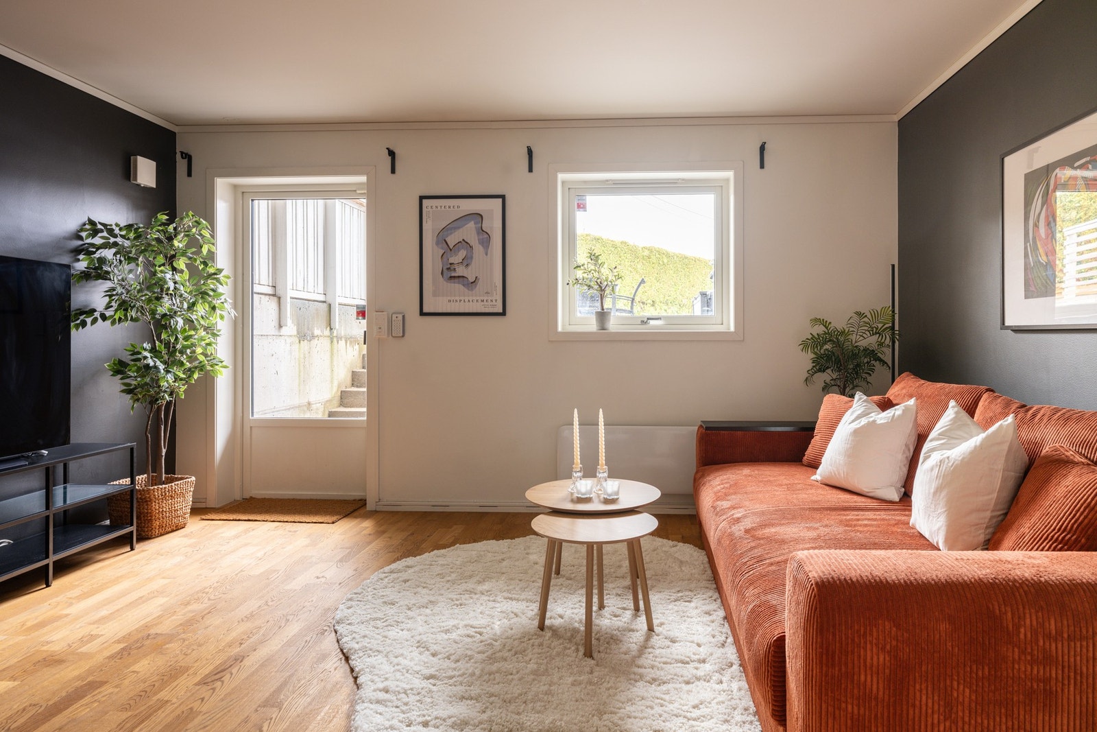 Det er opplegg for hybelkjøkken i vegg i rommet. Galleribilde