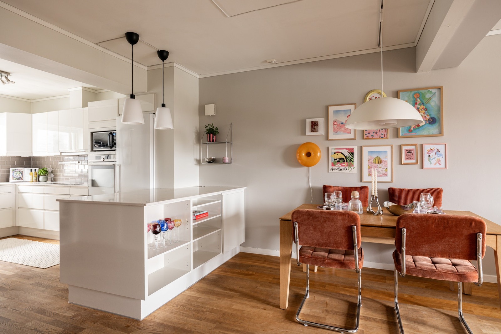 God plass til spisebordsgruppe i stuen. Galleribilde