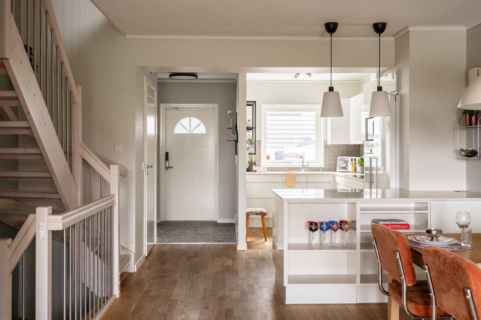 Boligen har god planløsning med toalett i alle etasjer, og alle soverom samlet på ett plan. Galleribilde