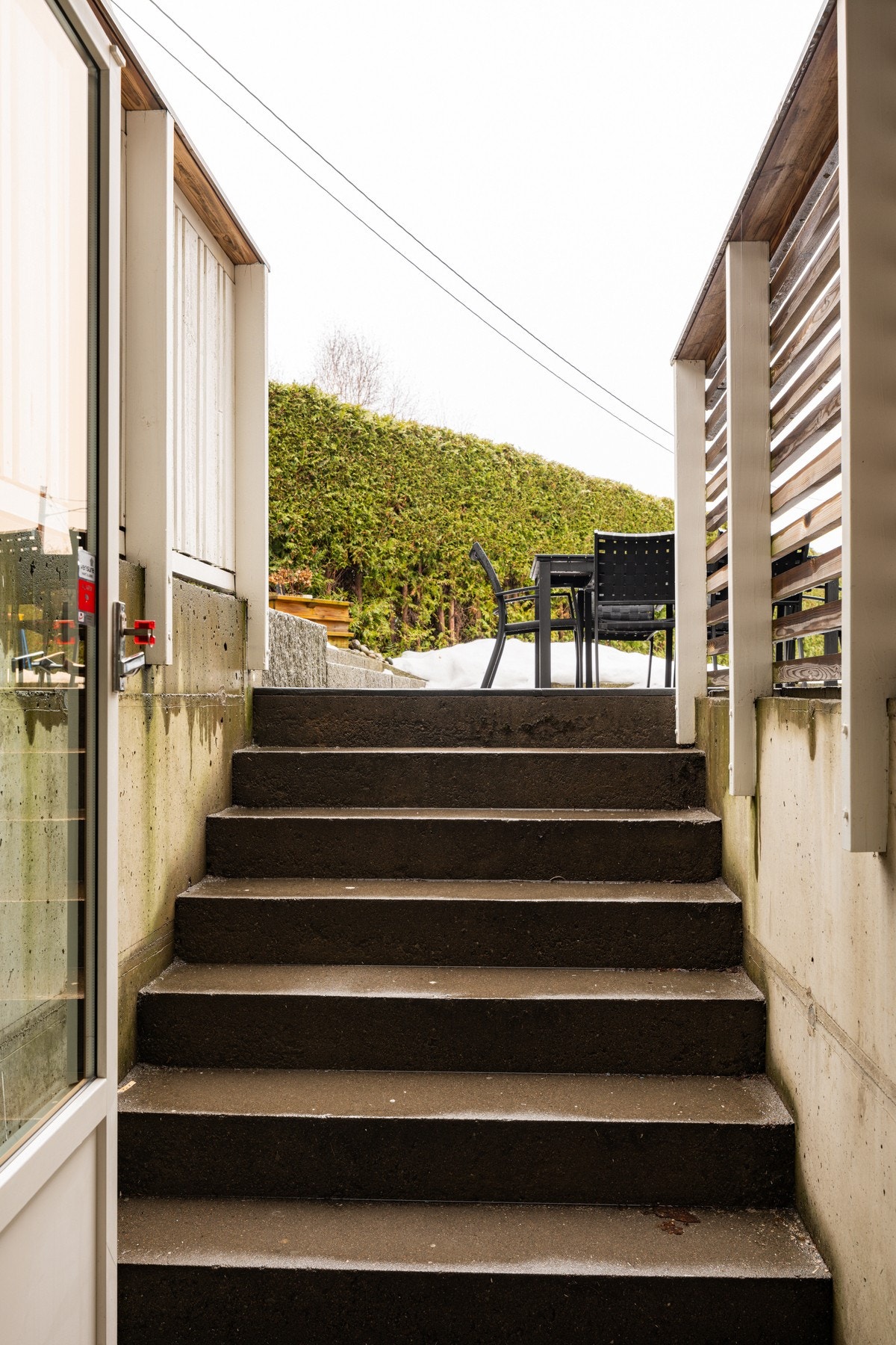 Fra kjellerstuen er det utgang til boligens uteområde og hage. Galleribilde