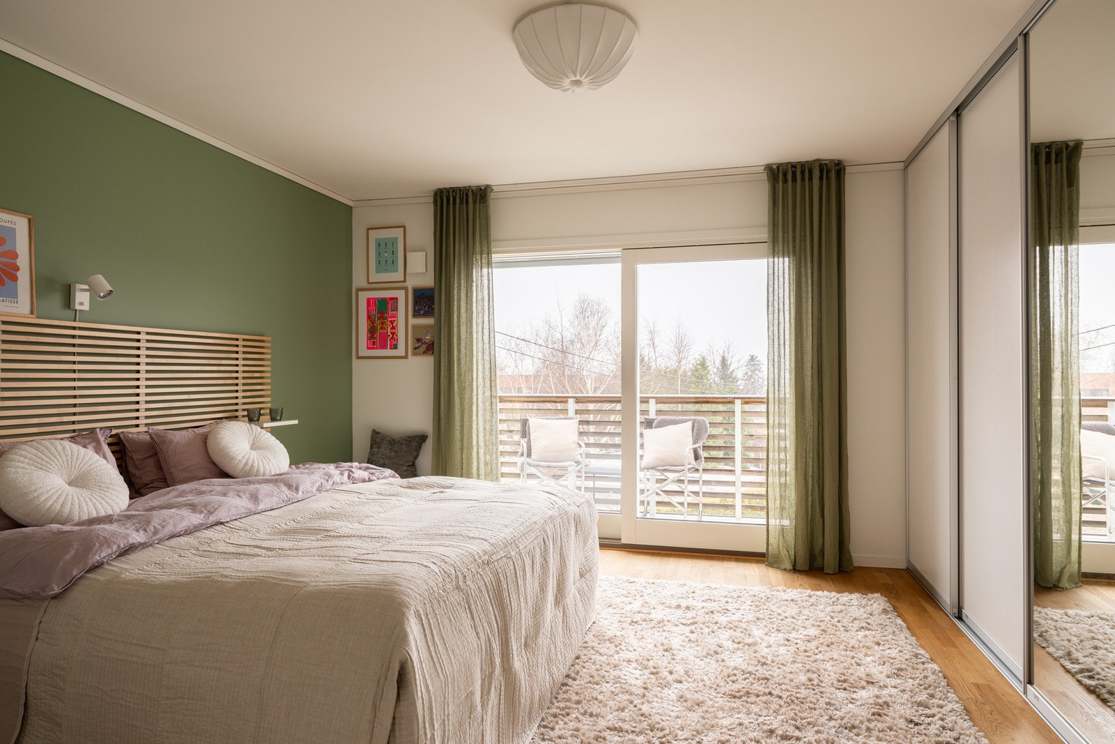 Lyst og romslig hovedsoverom. Galleribilde