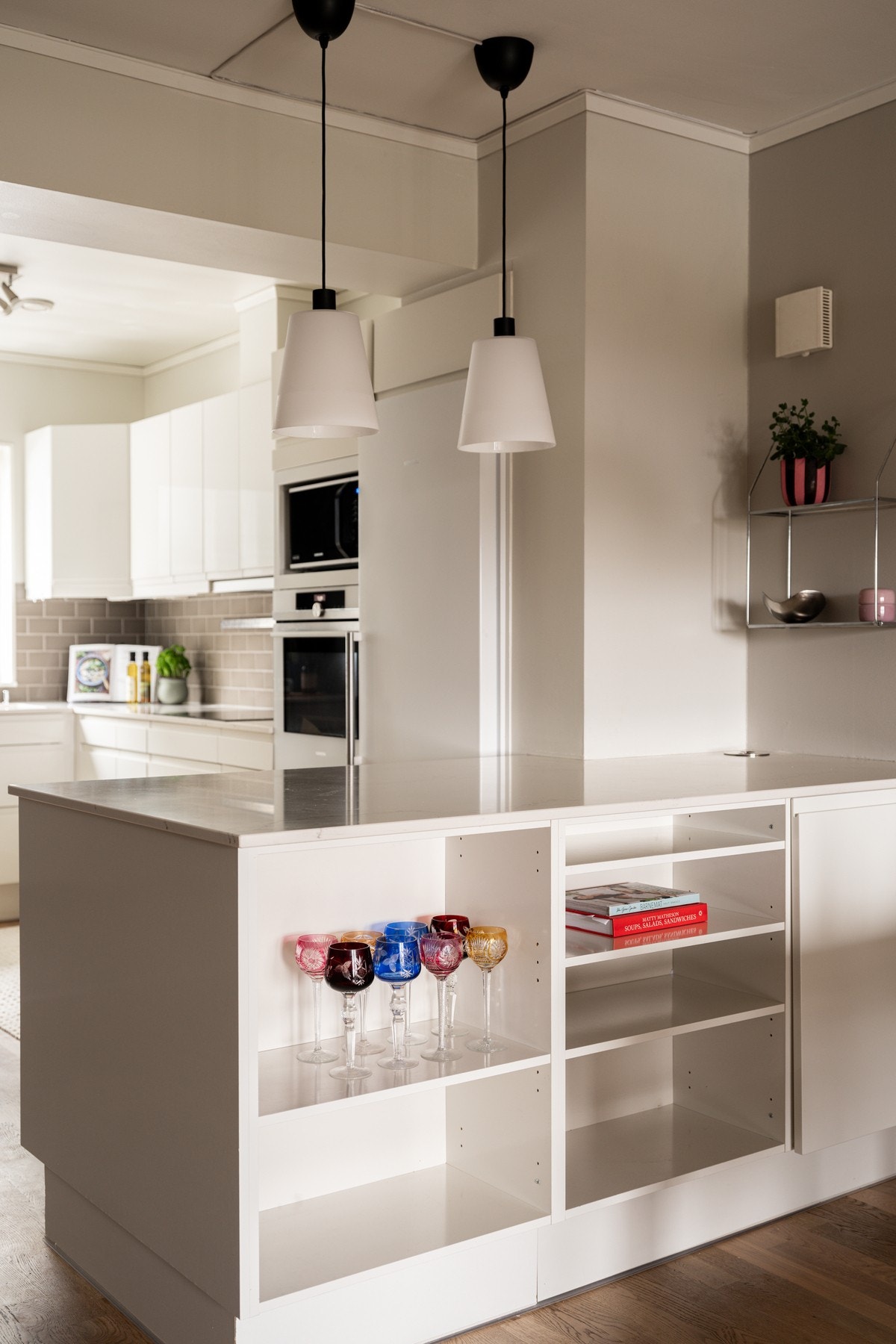 Mellom kjøkken- og stuedel er det en praktisk og sosial kjøkkenøy. Galleribilde