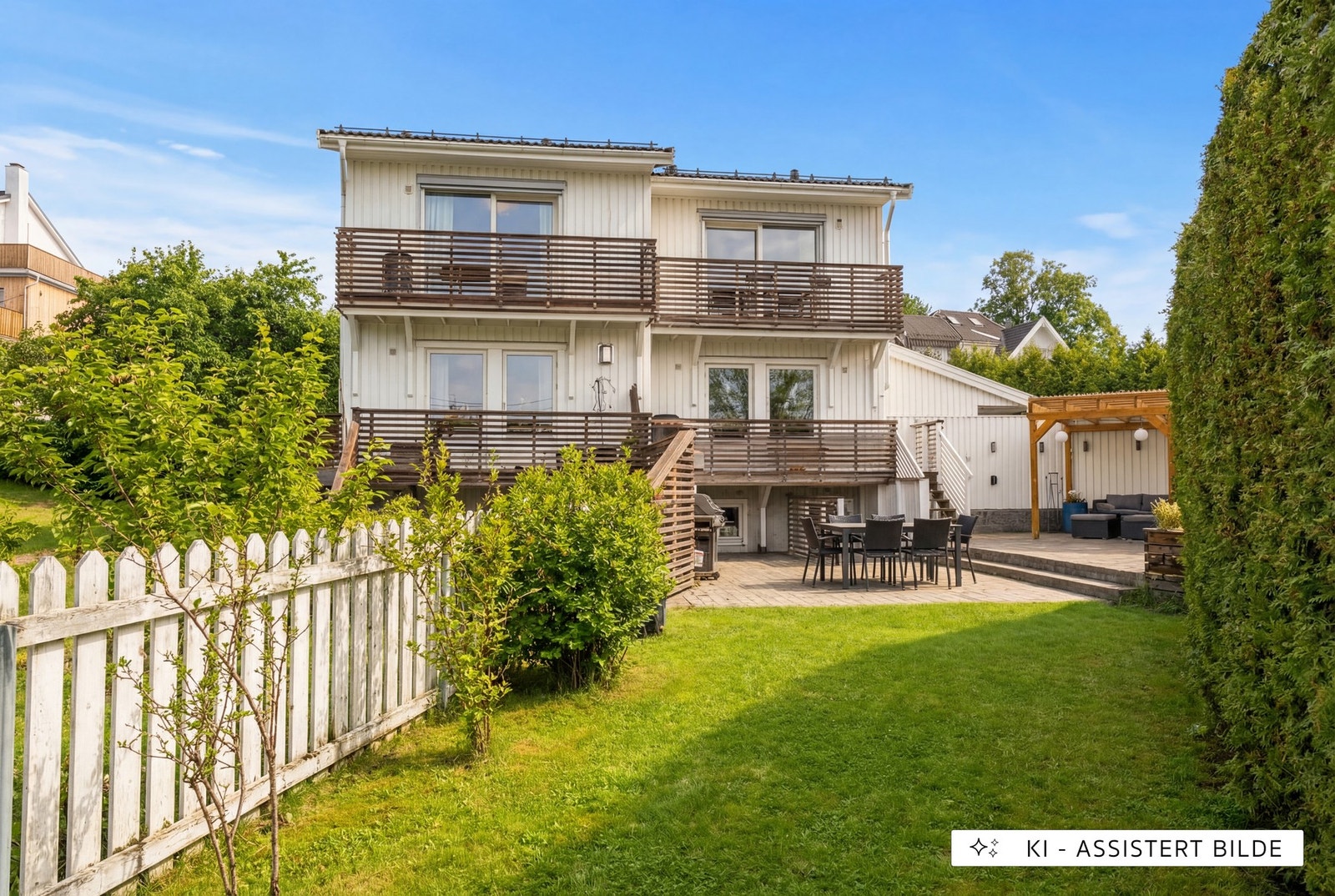 Velkommen til Øvre Stabburvei 18A, presentert av Eiendomsmegler Mikkel Johnsen. Foto: Einar Horsberg (@Luma foto). Bildet er KI-generert som sommerbilde. Galleribilde