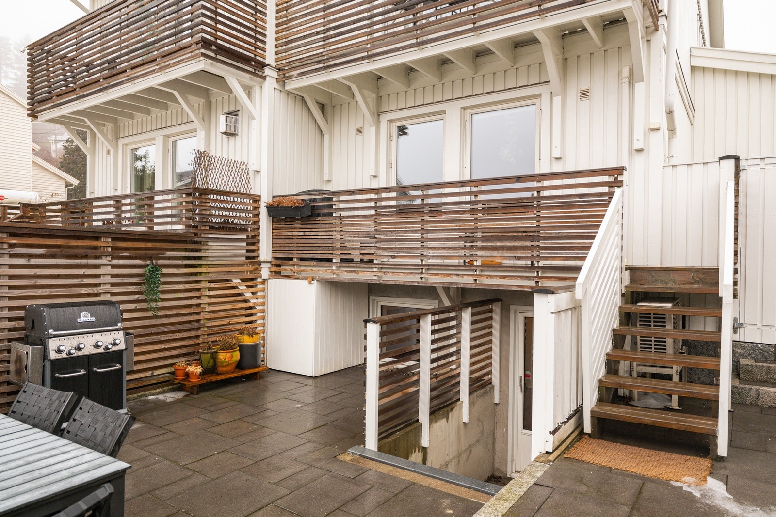 Fra stuen er det utgang til terrasse med trapp ned til uteplass og hage. Boligen har en godt opparbeidet uteplass med flere soner. Galleribilde