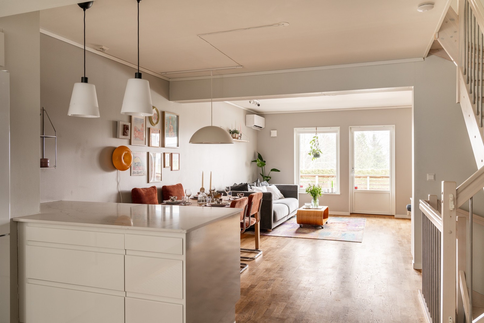 Med vinduer mot to himmelretninger gir dette masse lysgjennomstrømming i etasjen. Galleribilde