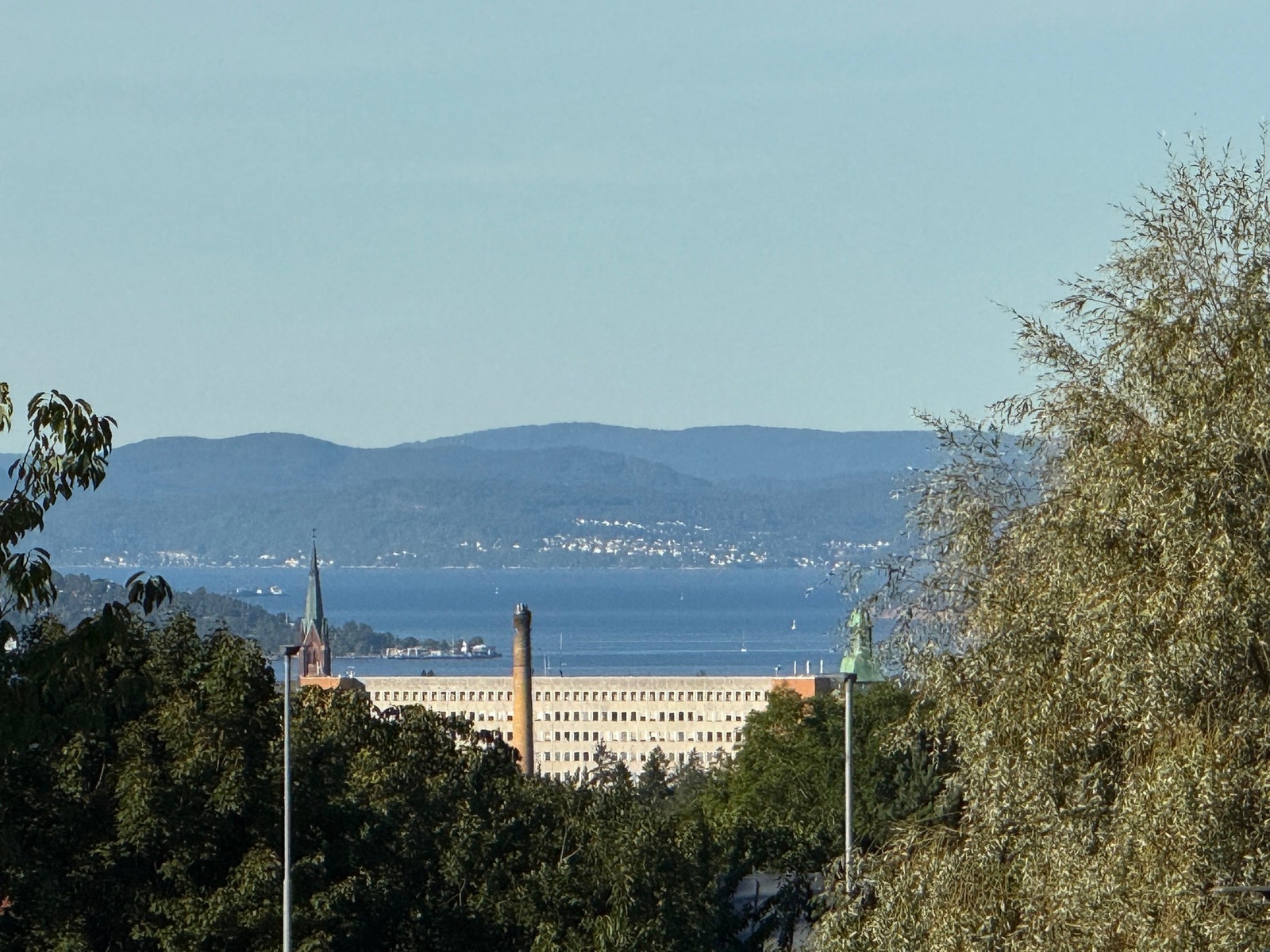 Fra balkongen er det utsikt mot Oslofjorden. Bildet er tatt av selger. Galleribilde