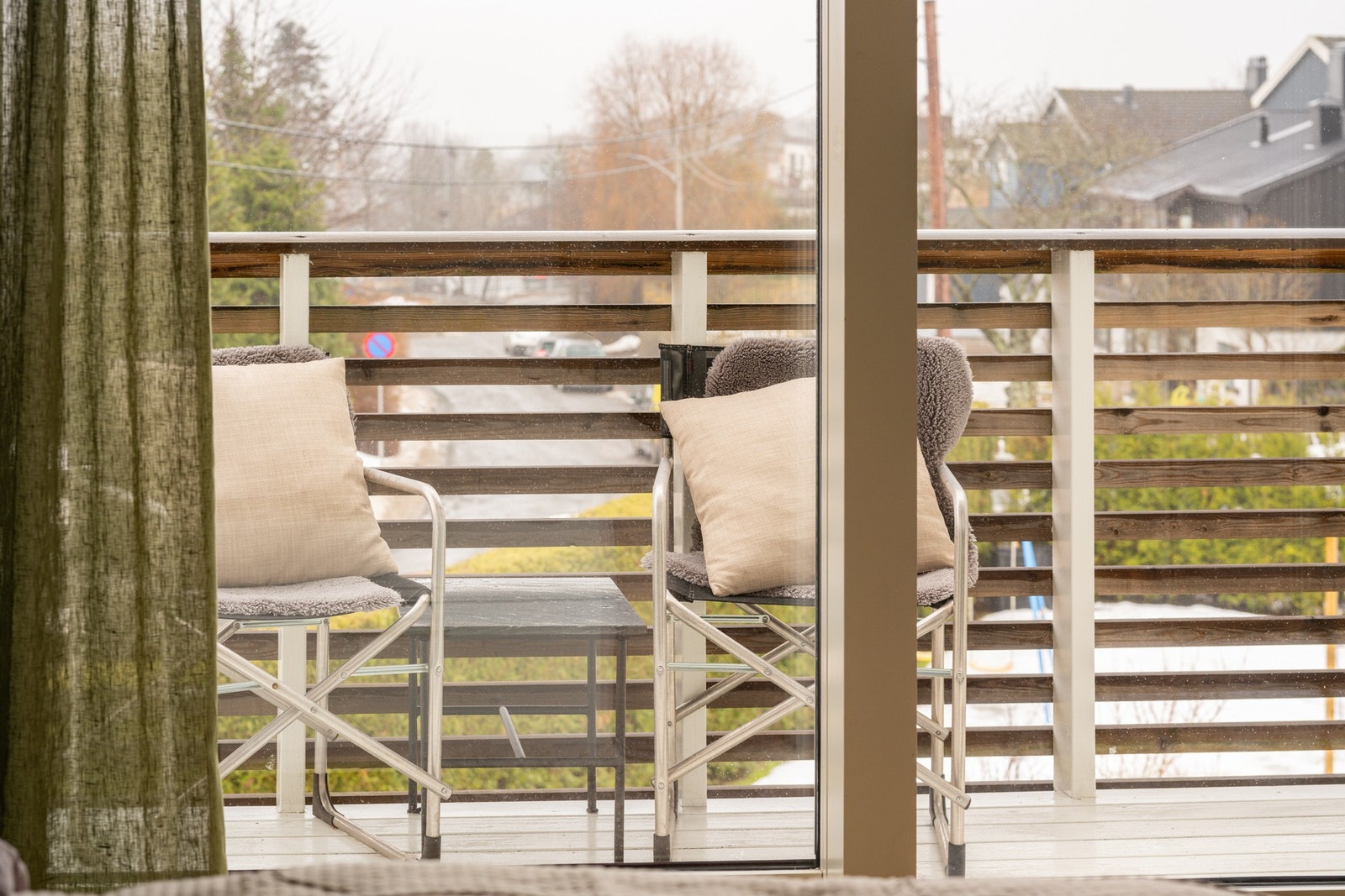 Fra hovedsoverommet er det utgang via skyvedør til en flott balkong. Galleribilde