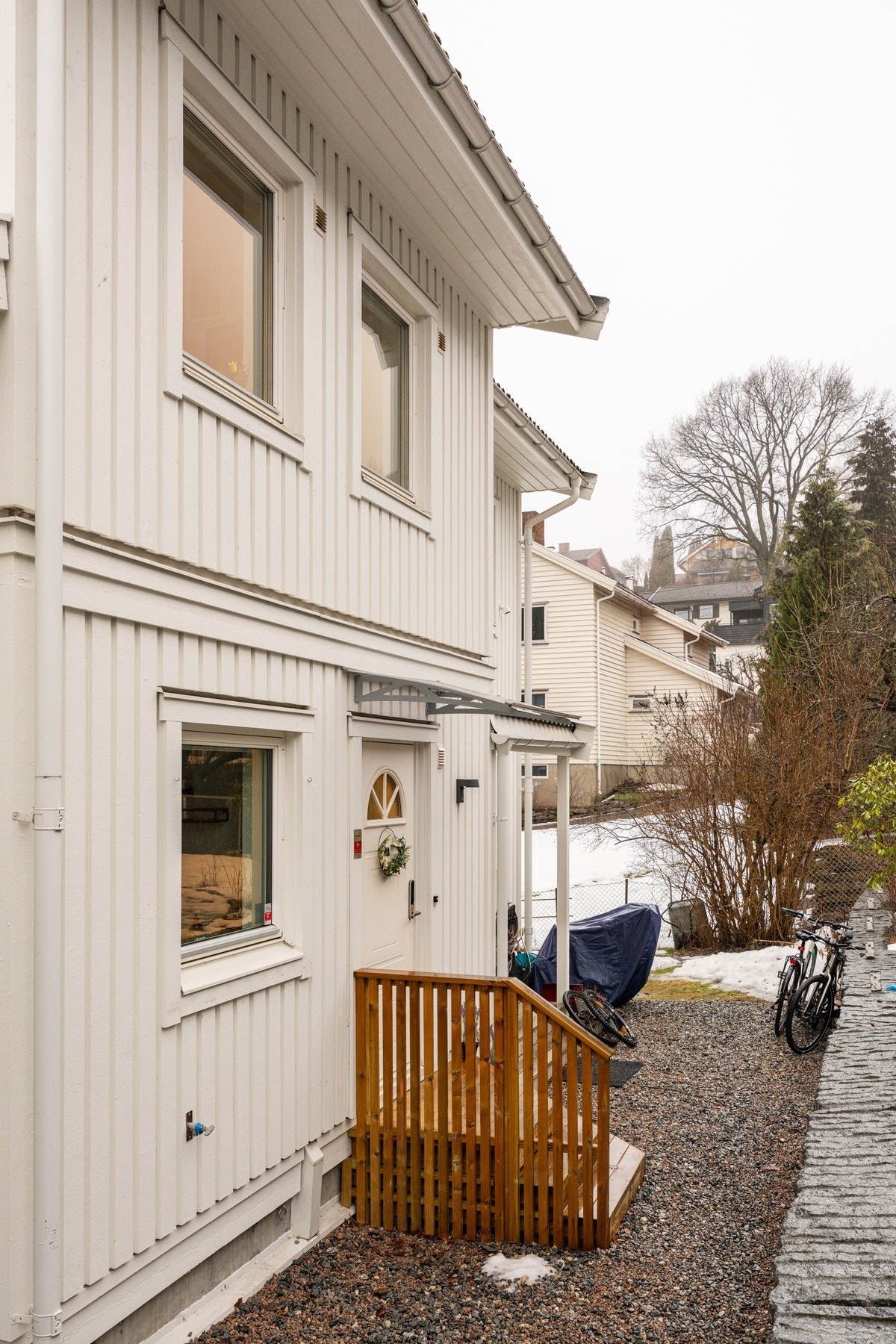 Hyggelig inngangsparti med trapp fra 2025. Galleribilde