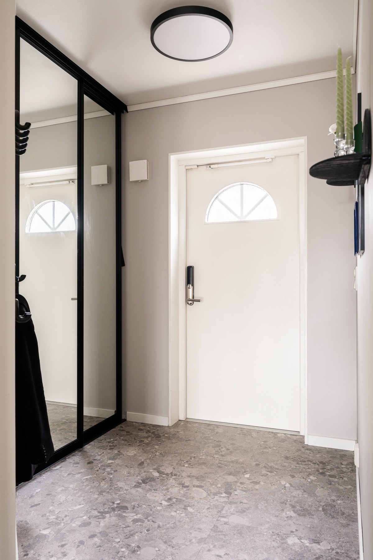 Lys og praktisk, entré med vinylfliser og speilskyvedørsgarderobe. Yale Doorman er montert på entrédør. Galleribilde