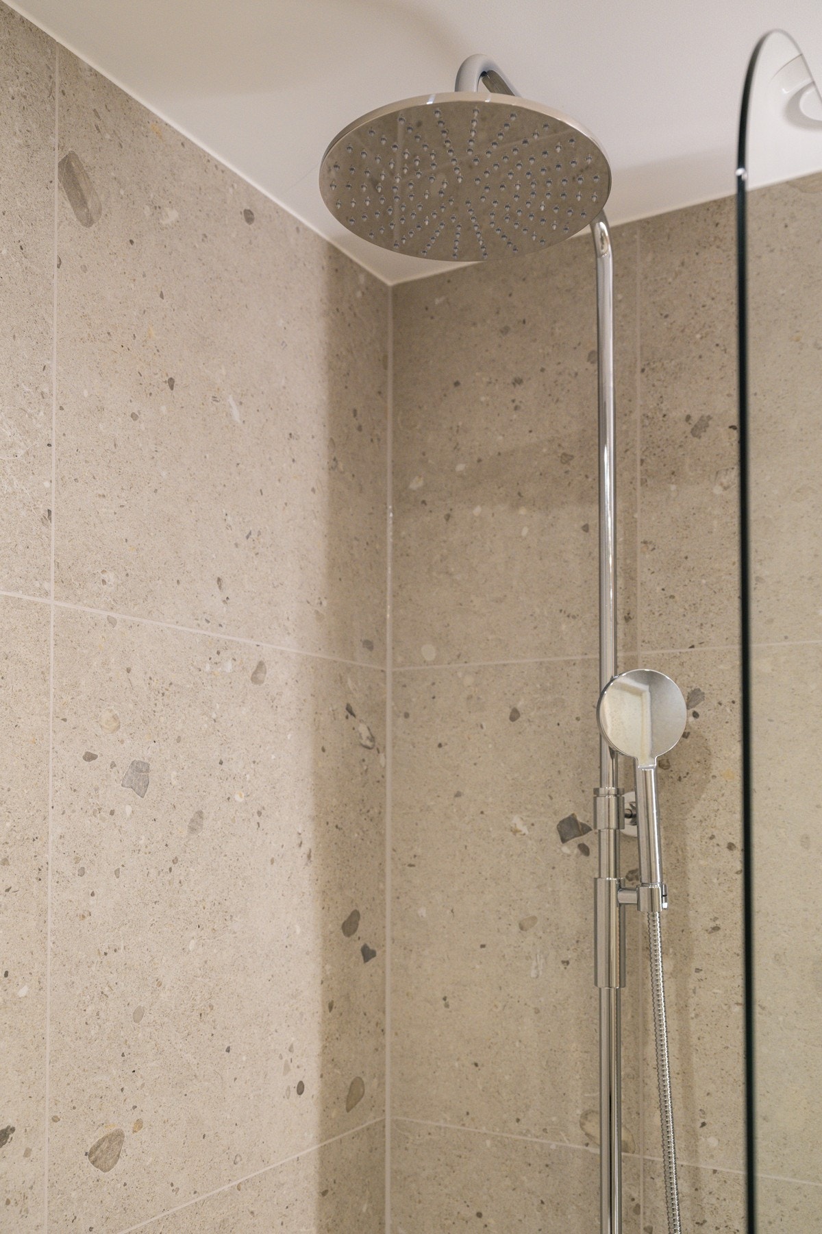 Badet har innfliset badekar, perfekt for barnefamilier. Galleribilde