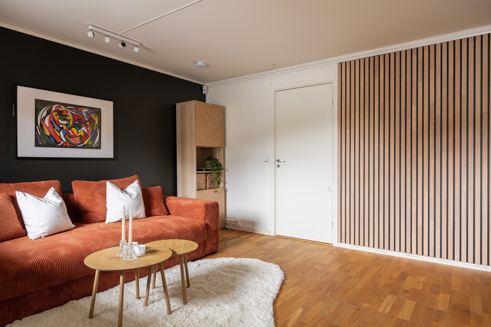 Praktisk kjellerstue med vannbåren gulvvarme i hele kjelleren. Rommet er perfekt som ungdomsavdeling eller om man bare vil trekke seg litt tilbake. Galleribilde