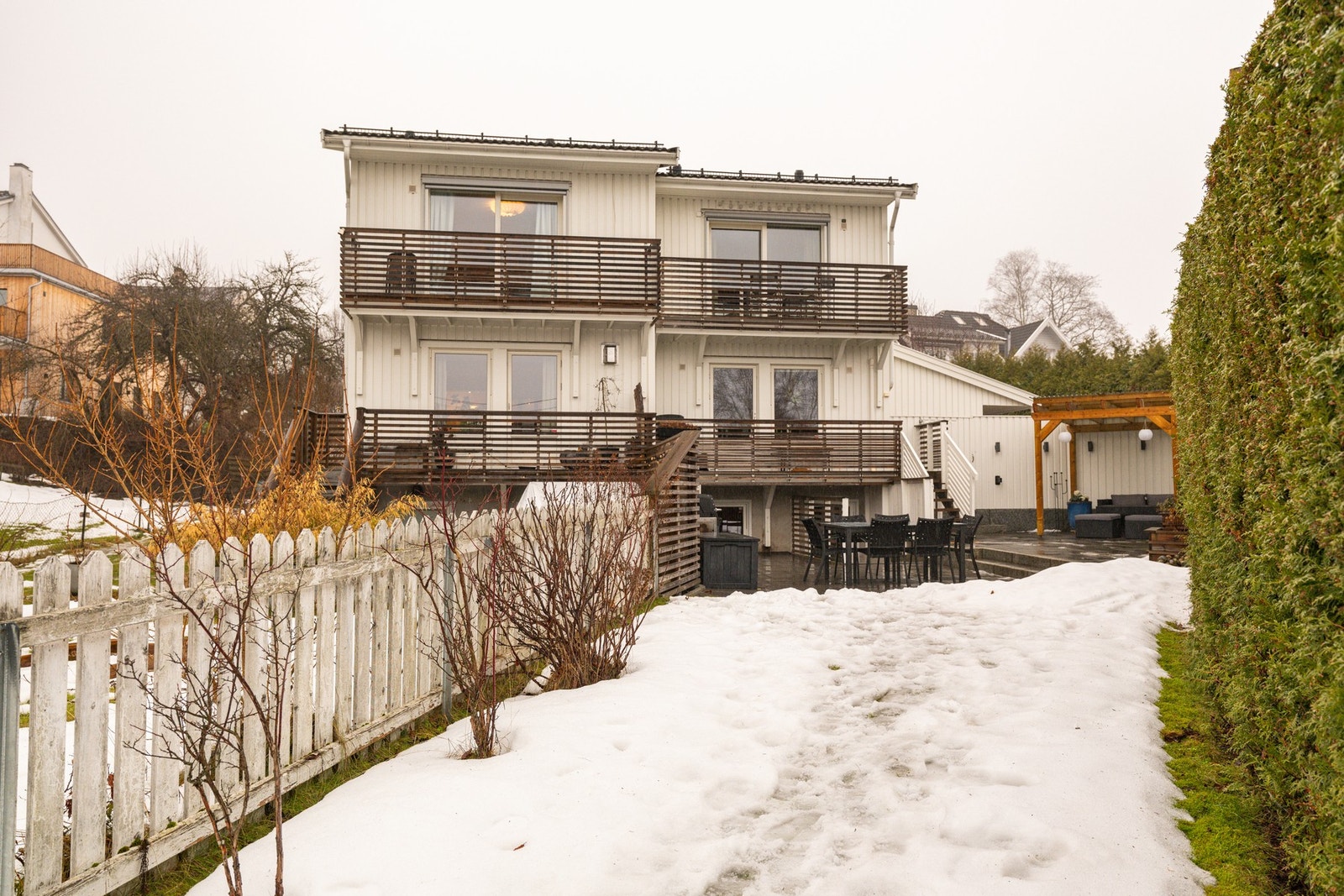 Moderne fasade som ble vasket og malt sommeren 2024. Galleribilde