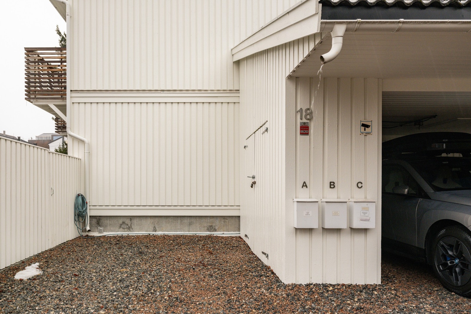 Biloppstillingsplass som deles med naboen. Galleribilde