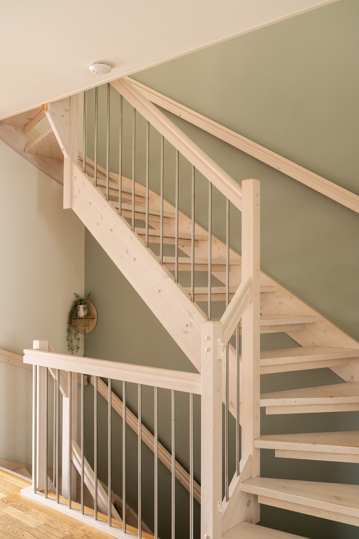 Lyst og åpent trappeløp tar deg enkelt mellom etasjene. Galleribilde