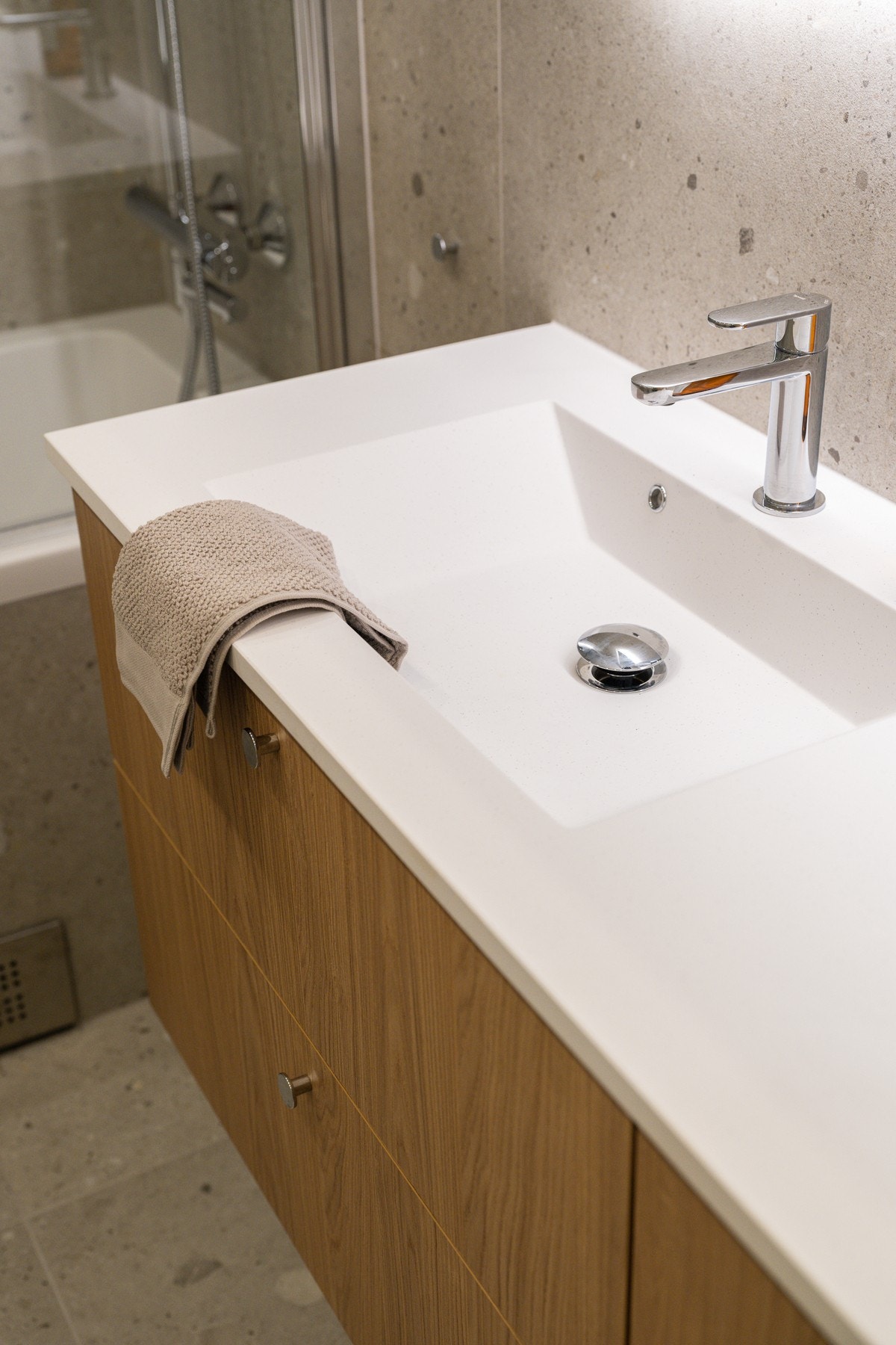 Ny baderomsinnredning med heldekkende servant og gode oppbevaringsmuligheter, Galleribilde