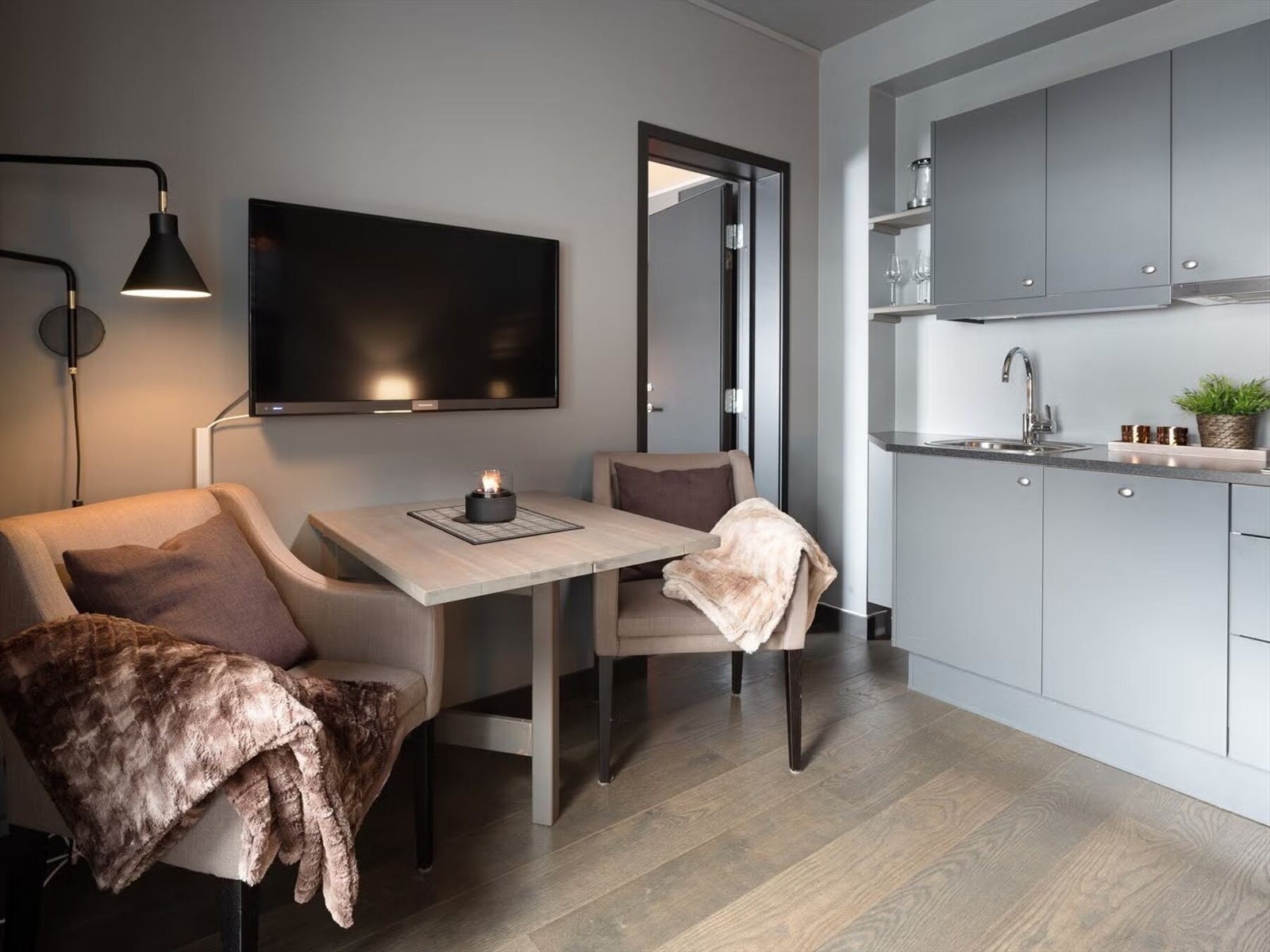 Leiligheten selges møblert - Smør skiene og pakk til en fjelltur. Det er montert ny Smart-tv på stuen. Galleribilde