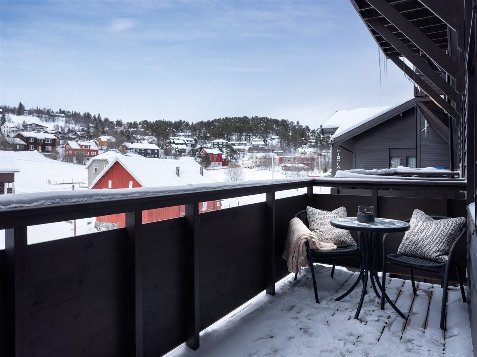 Hyggelig balkong med nordvendt orientering. Fin utsikt mot alpintbakkene. Galleribilde